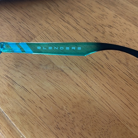 Blenders Polarized Sunglasses - Picture 5 of 7